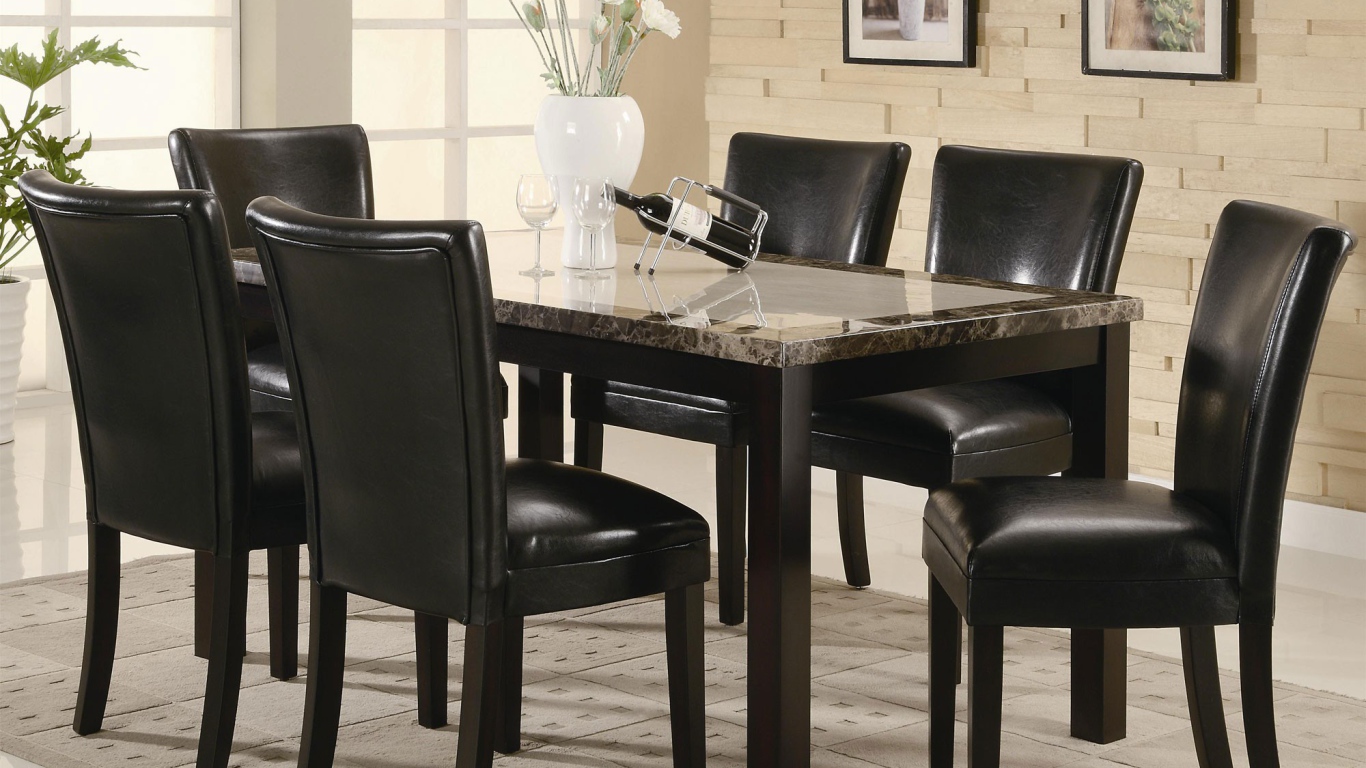 Вино на столе в столовой