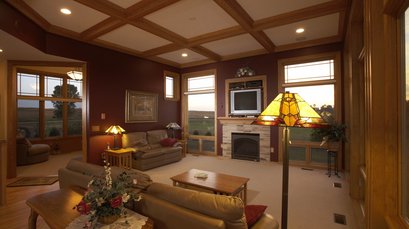 Деревянный потолок в гостиной