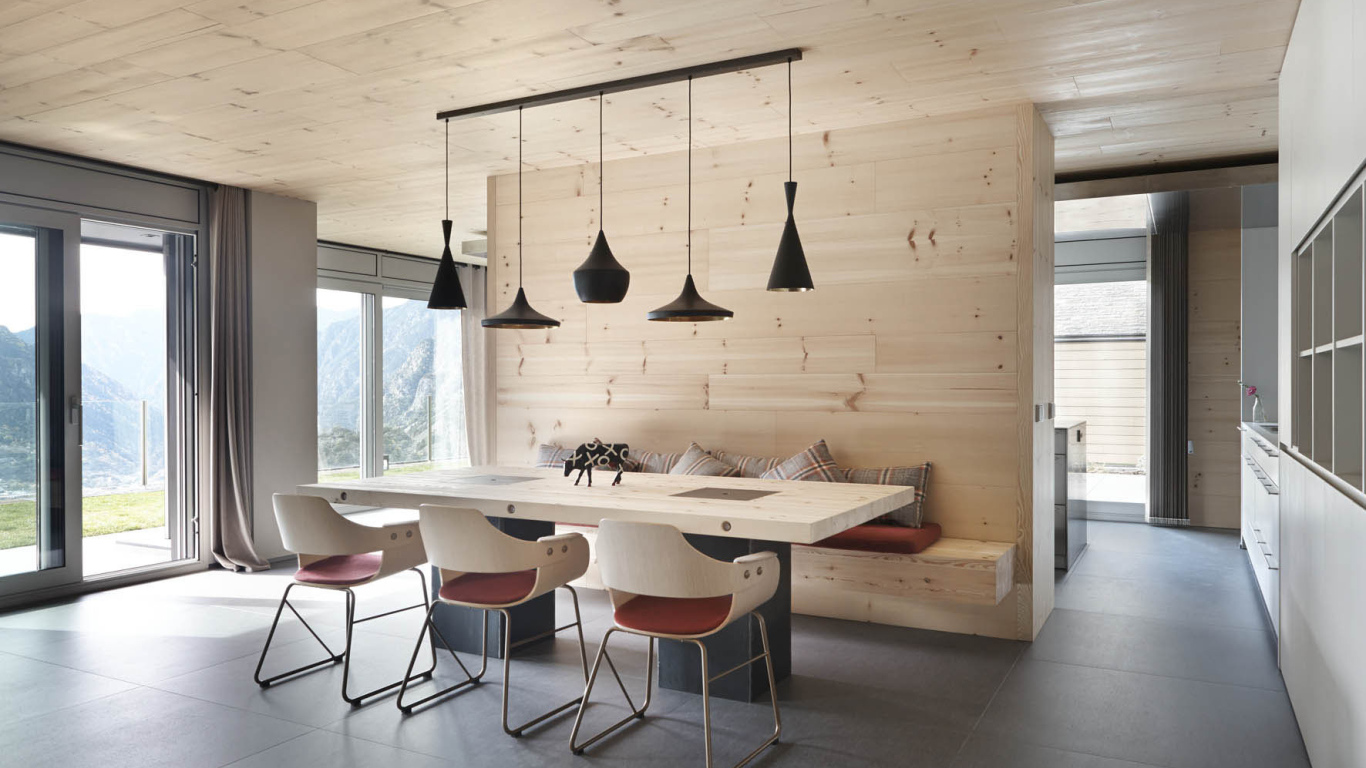 Деревянные стены и потолок в столовой