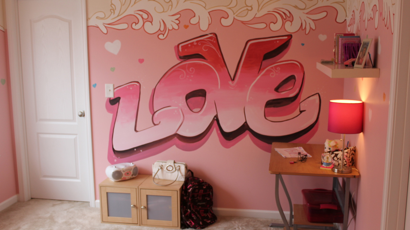 Надпись на стене в детской комнате