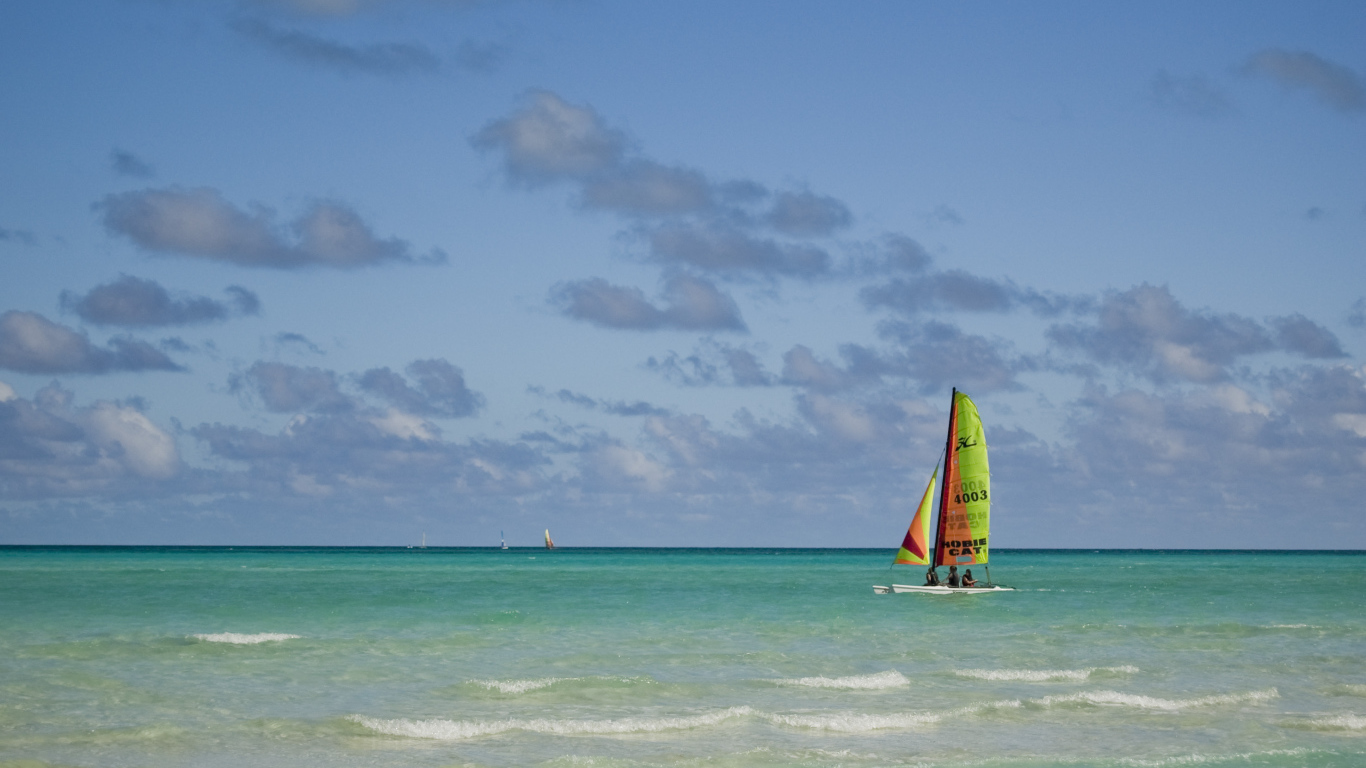 Яхта в море на курорте Кайо Гильермо, Куба
