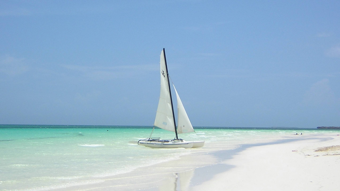 Яхта у берега на курорте Кайо Коко, Куба