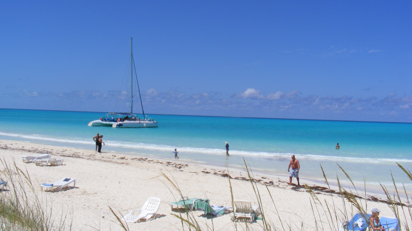 Яхта у берега на курорте Кайо Гильермо, Куба