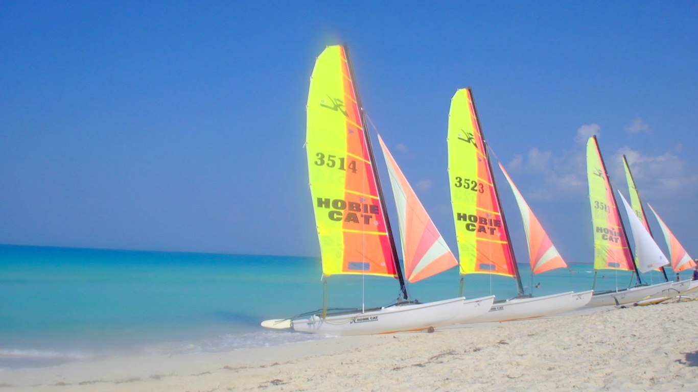 Яхты на пляже на курорте Кайо Санта Мария, Куба