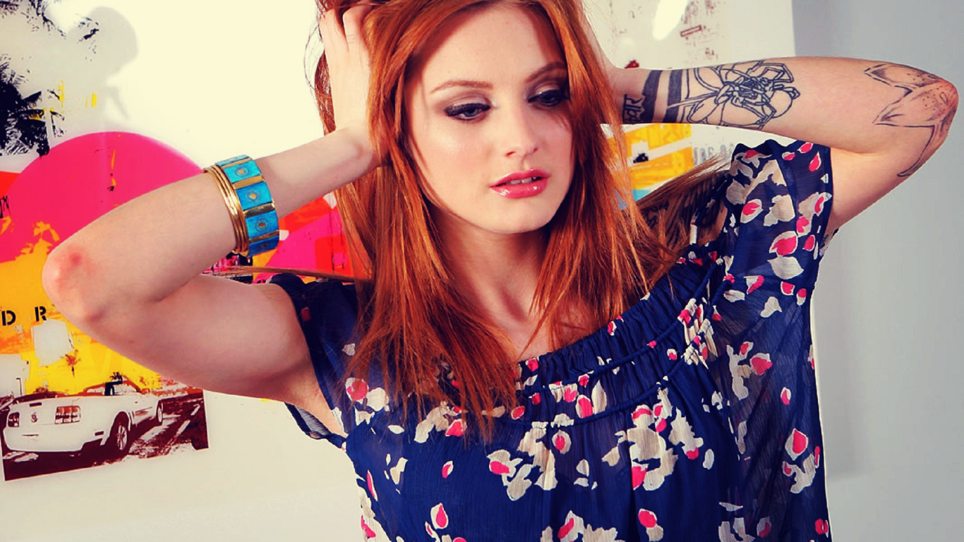 Девушка держится за голову