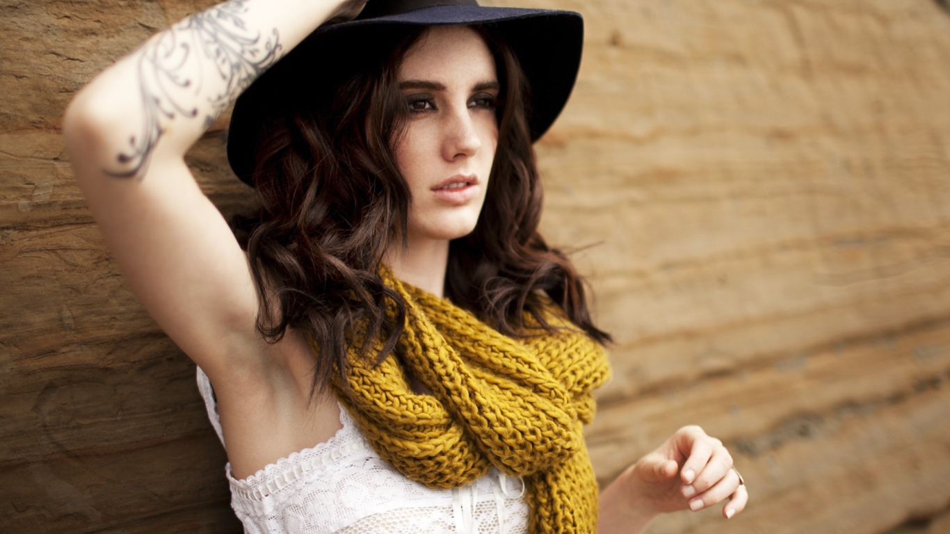 Брюнетка с татуировкой на руке