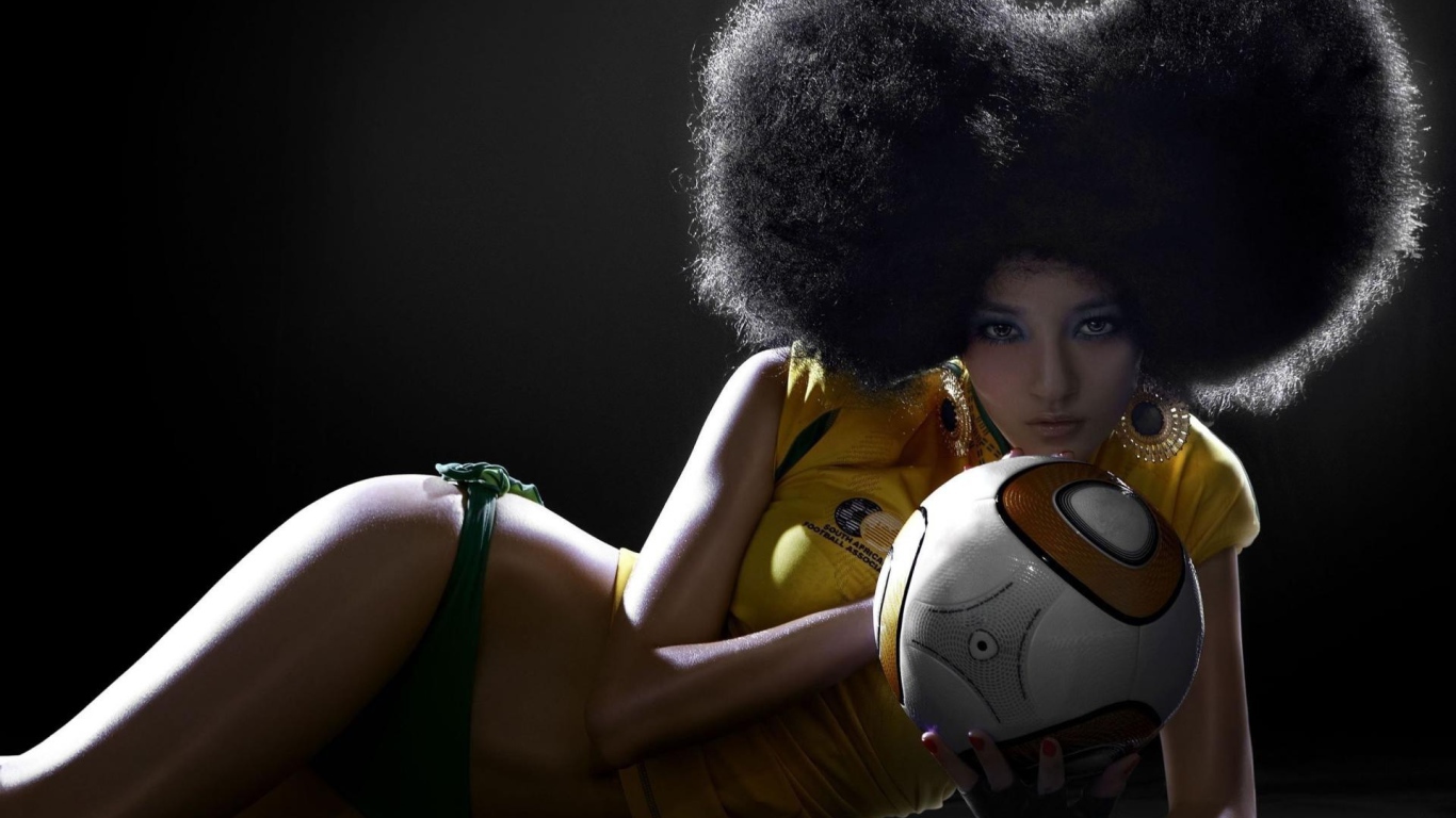 Африканская девушка с мячом