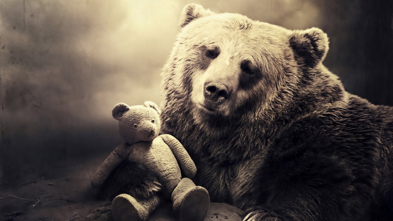 Медведь с игрушкой