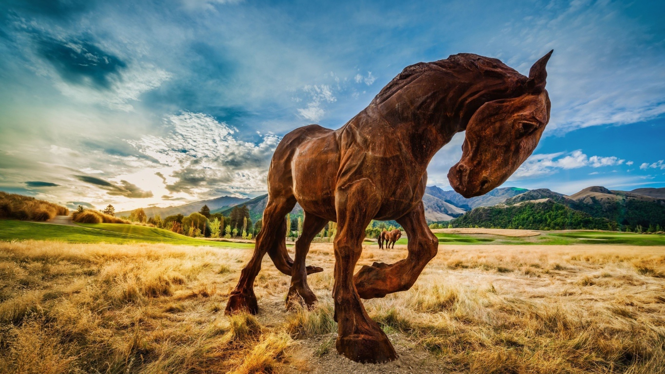 Коричневый конь бьет копытом
