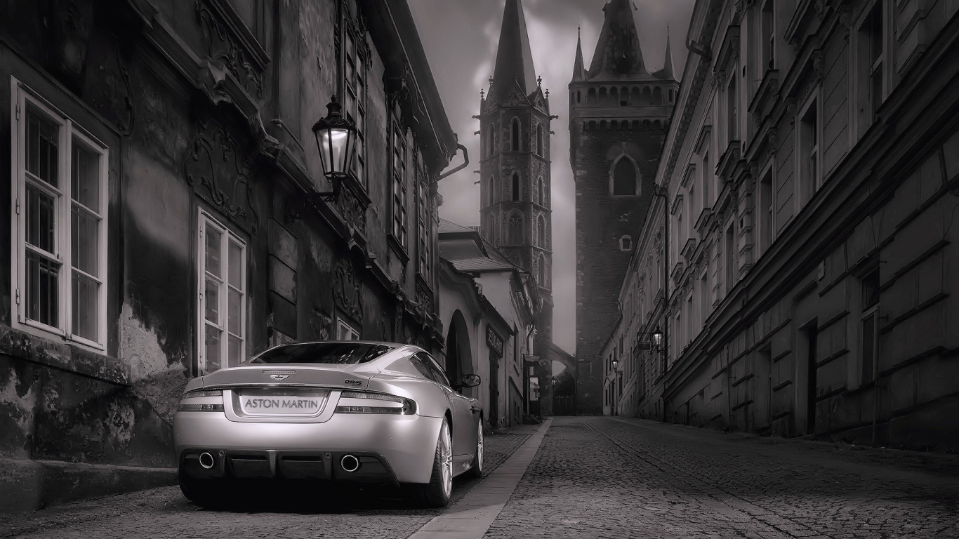 Астон Мартин в пустынном городе