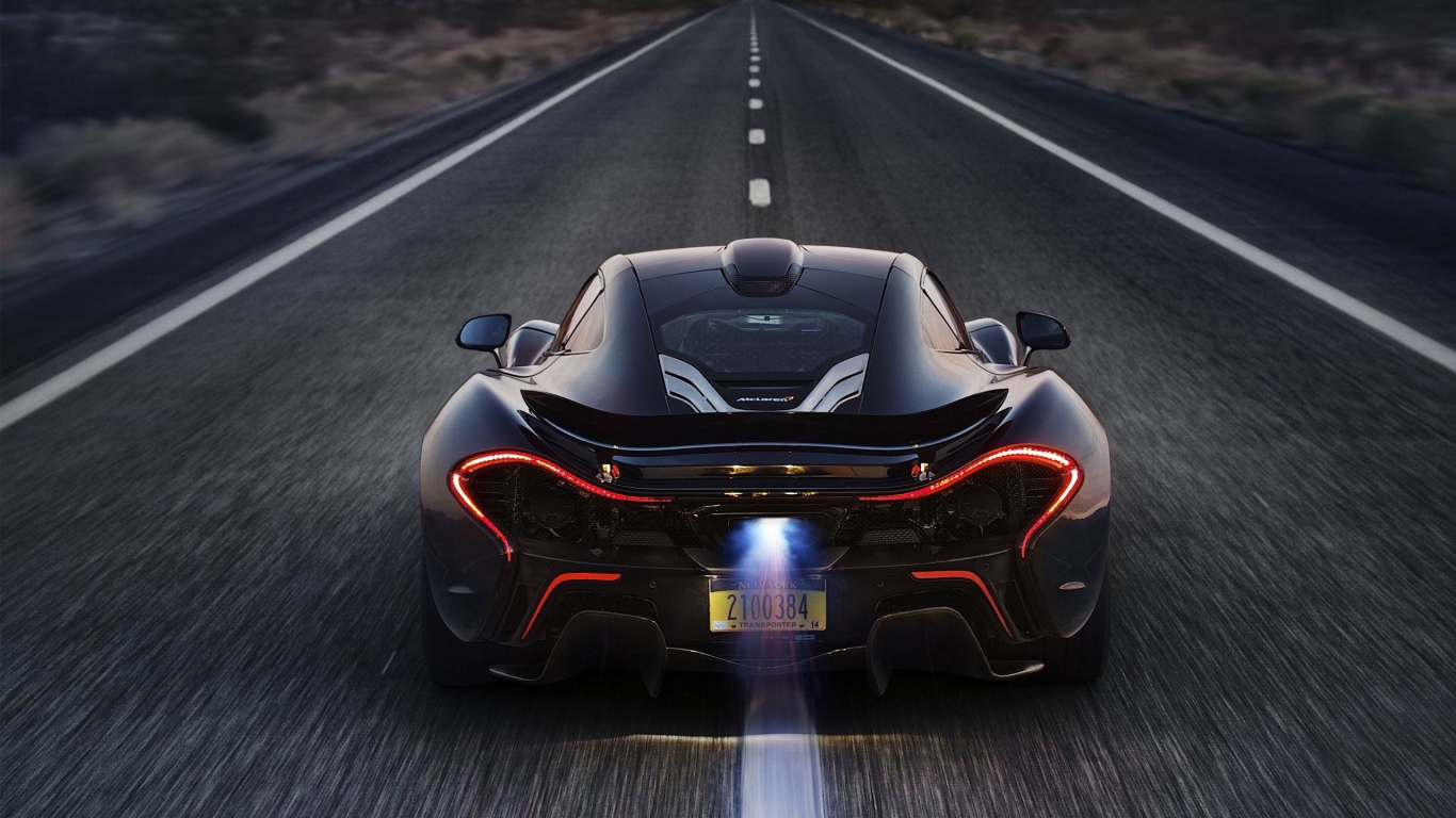 Черный McLaren P1 посередине шоссе