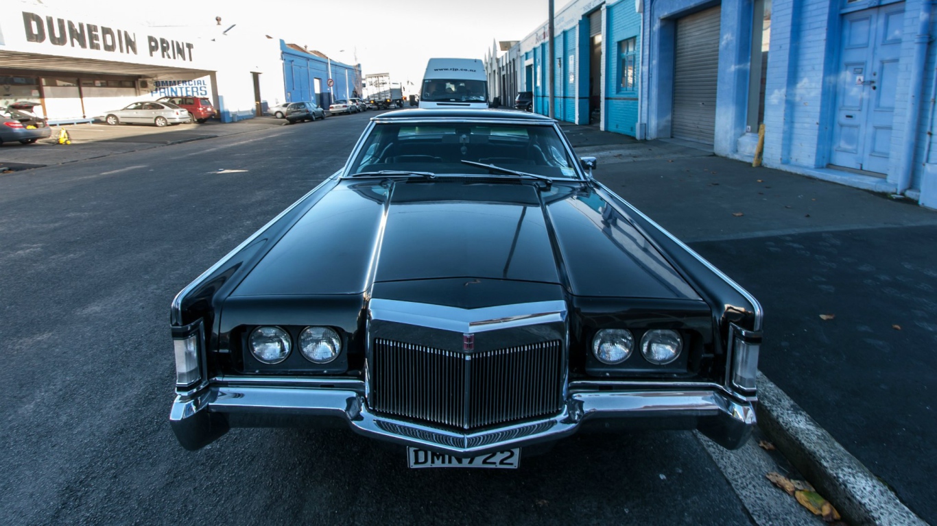 Великолепный черный Lincoln Continental