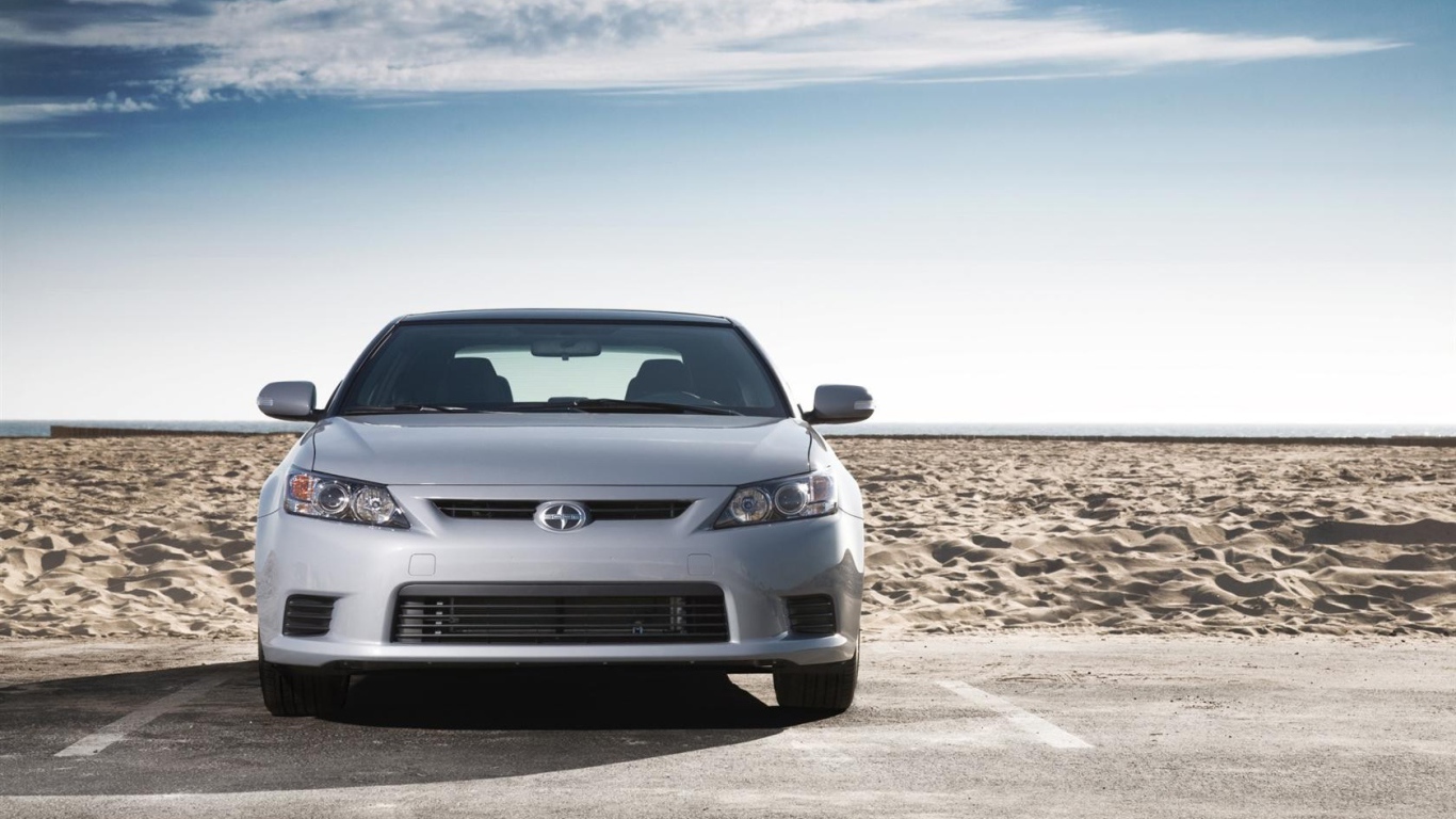 Серый Scion на фоне песка