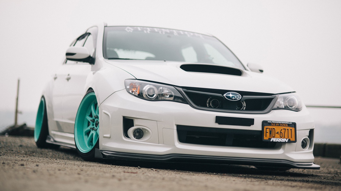 Светло зеленые диски у белого Subaru Impreza