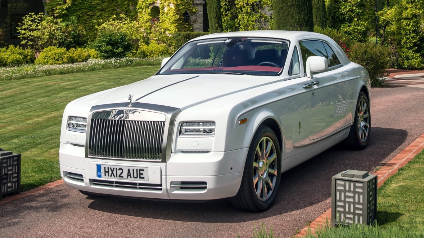 Роскошный белый Rolls-Royce на дорожке