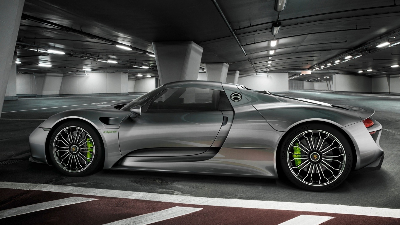 Роскошный серебрянный автомобиль на подземной парковке