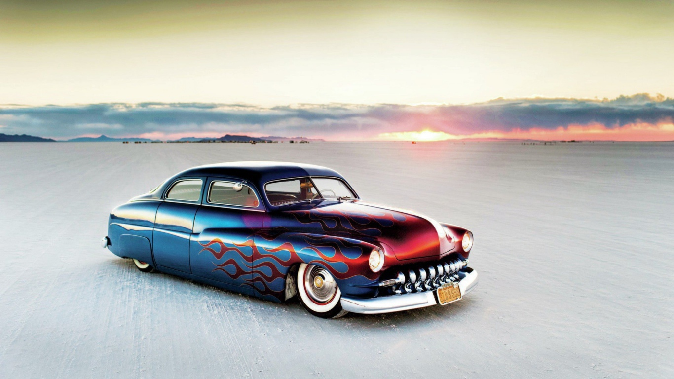 Раскрашенный хиппи автомобиль на пляже