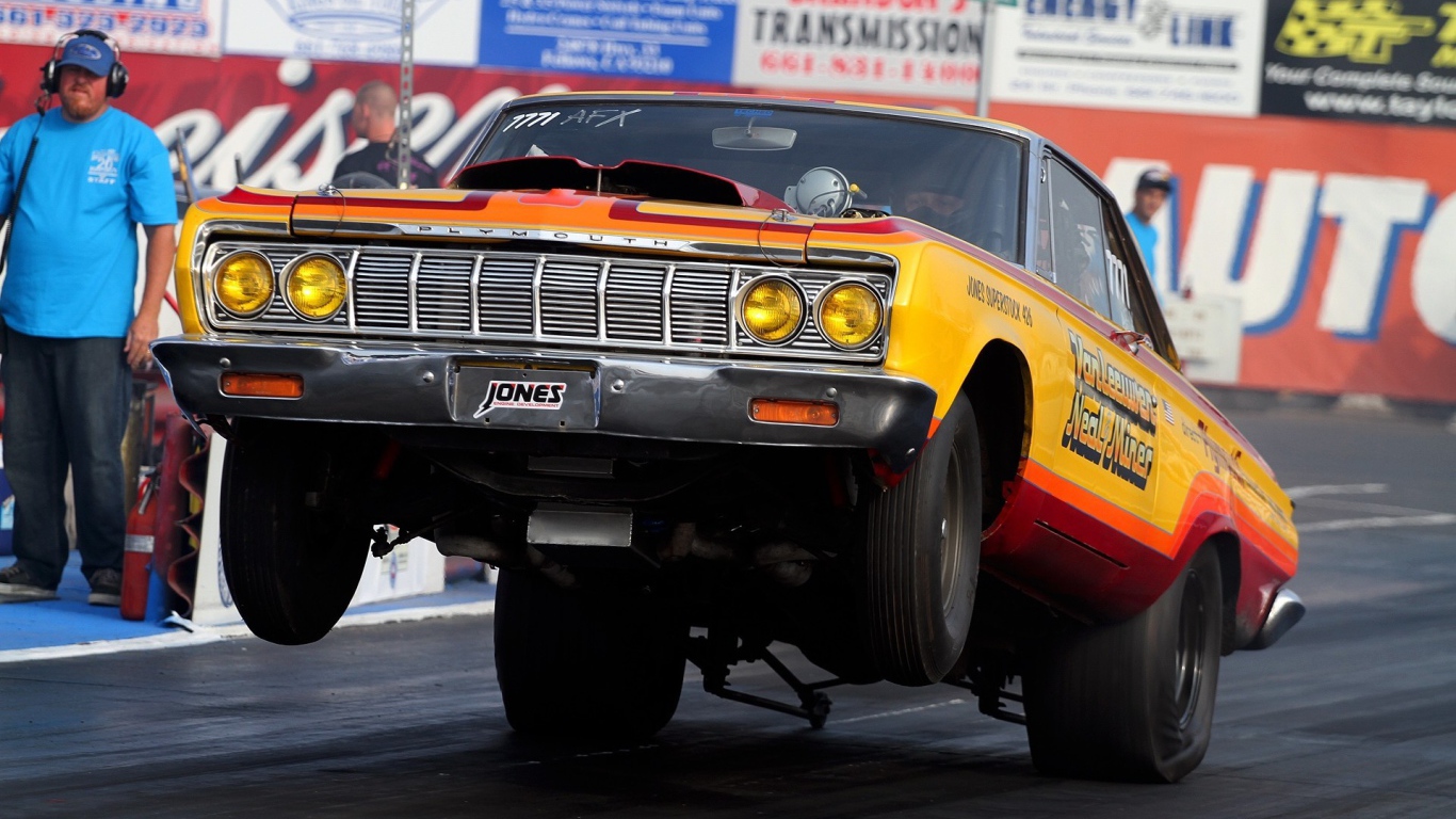 Мощный автомобиль Плимут встал на дыбы