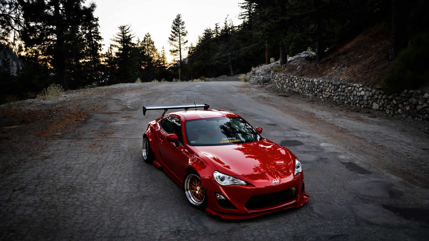 Красный Scion за городом