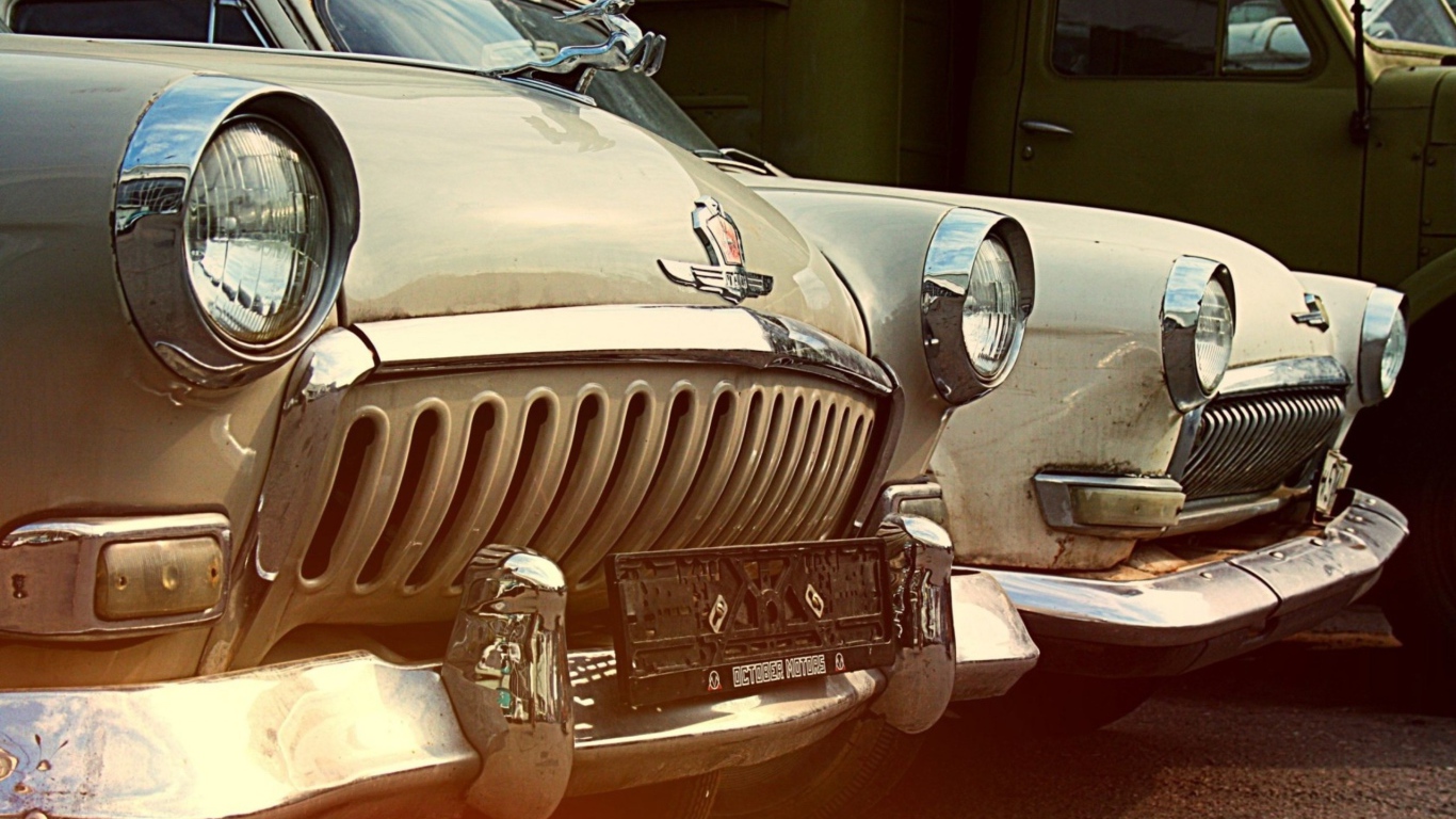 Два старых автомбиля марки Волга