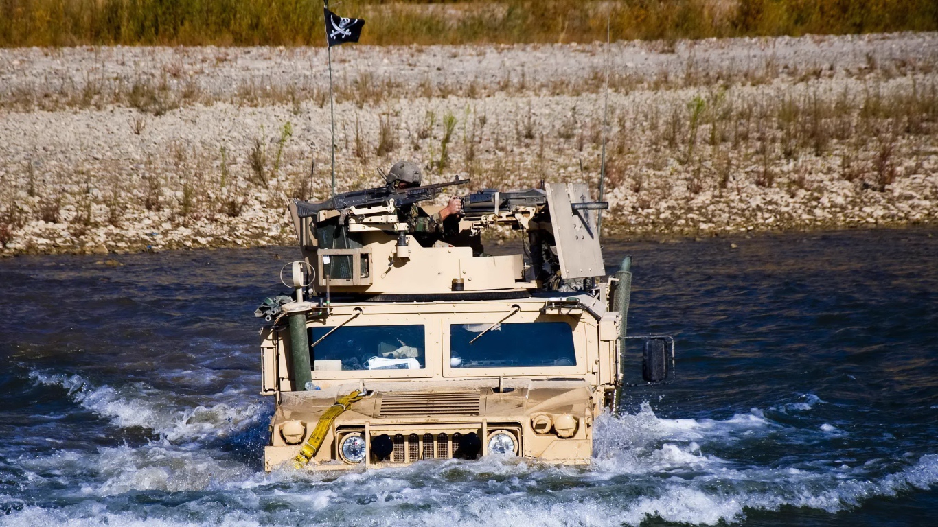 Военный Хаммер преодолевает водную преграду