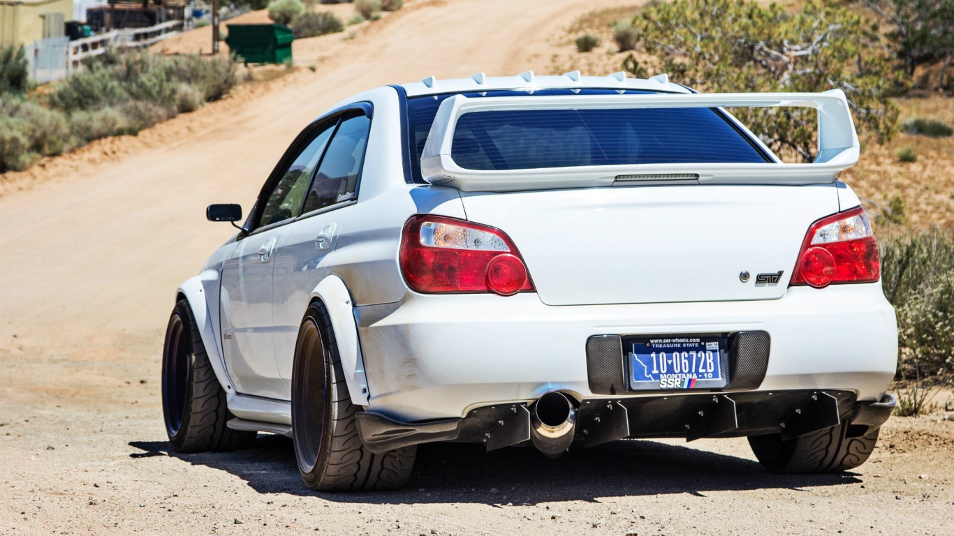 Белая Subaru Impreza STI