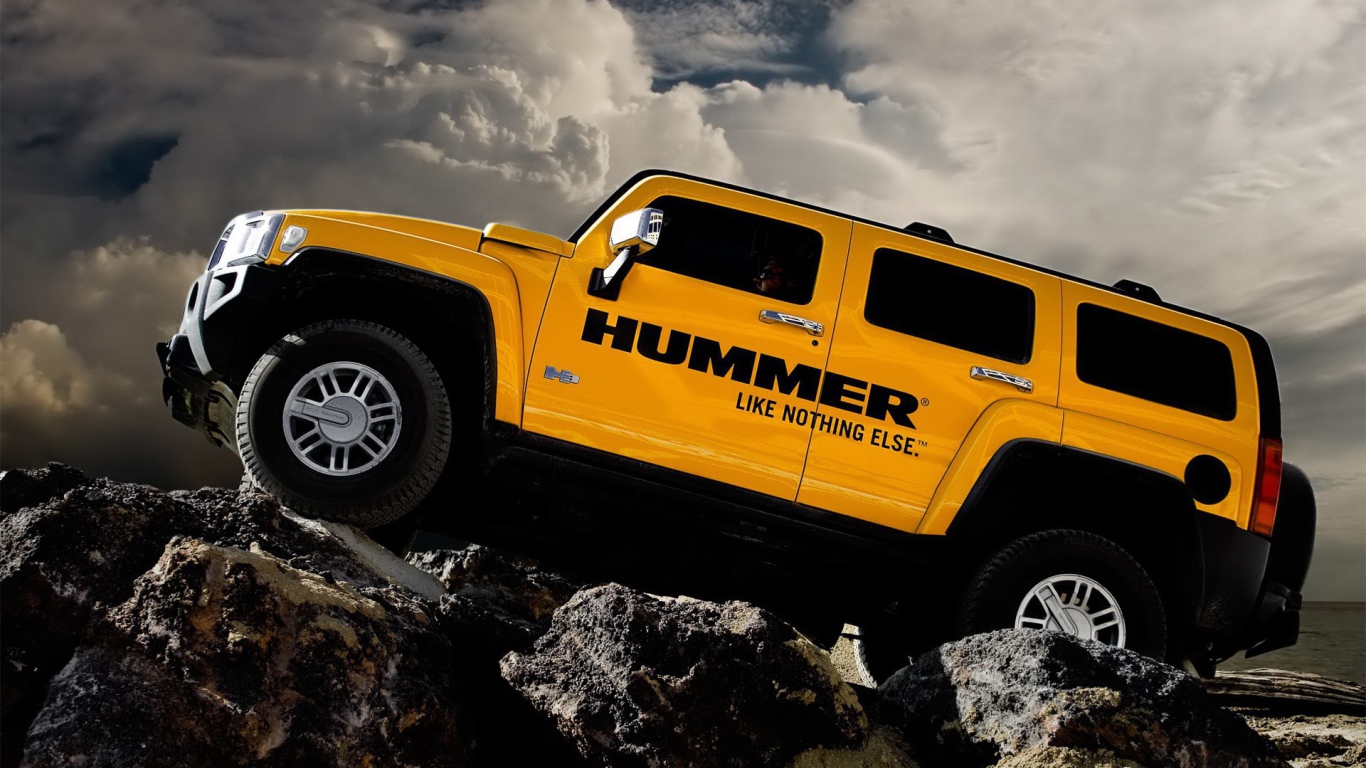 Желтый Hummer на камнях