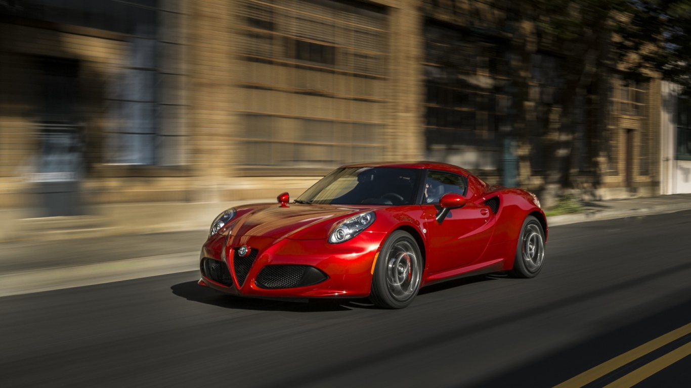 Красный Alfa Romeo 4C на улице