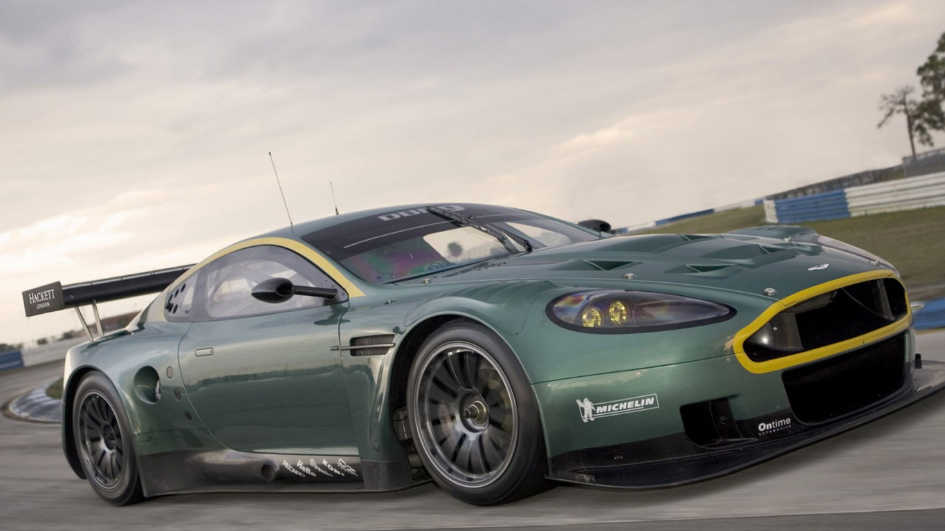 Желтый обод радиаторной решетки Aston Martin