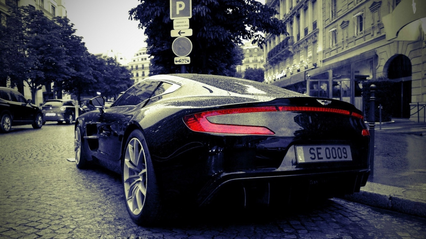 Черный Aston Martin One 77 в городе