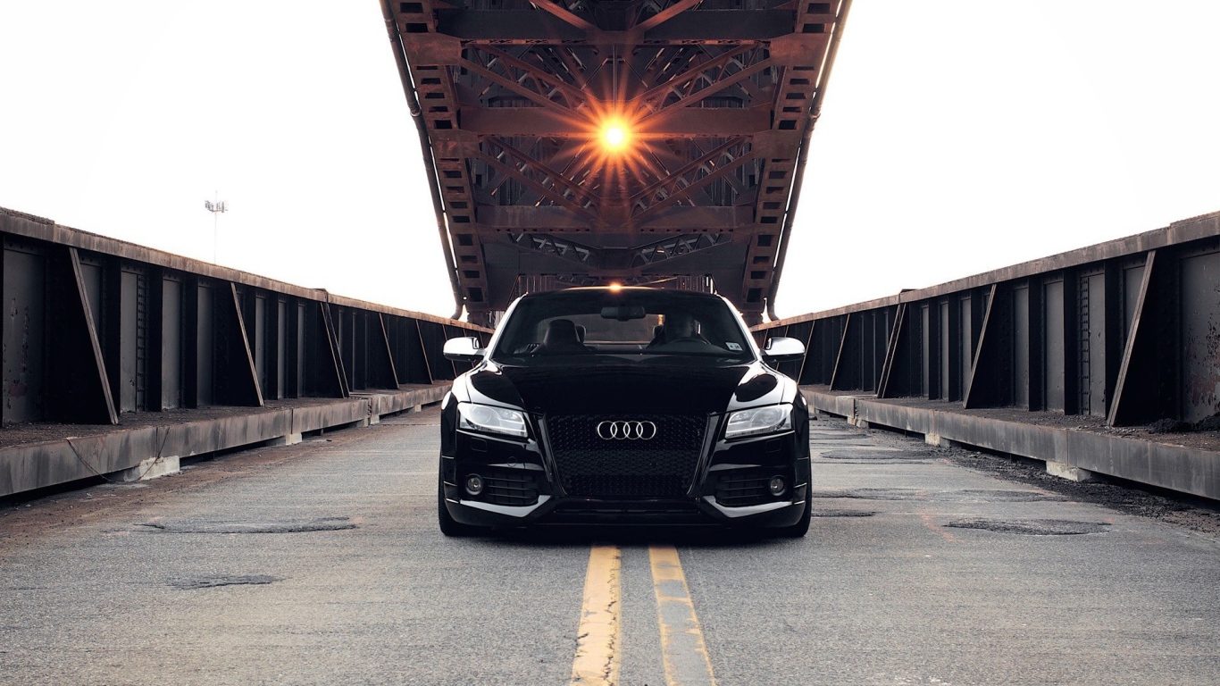Черный Audi RS5 под разводным мостом