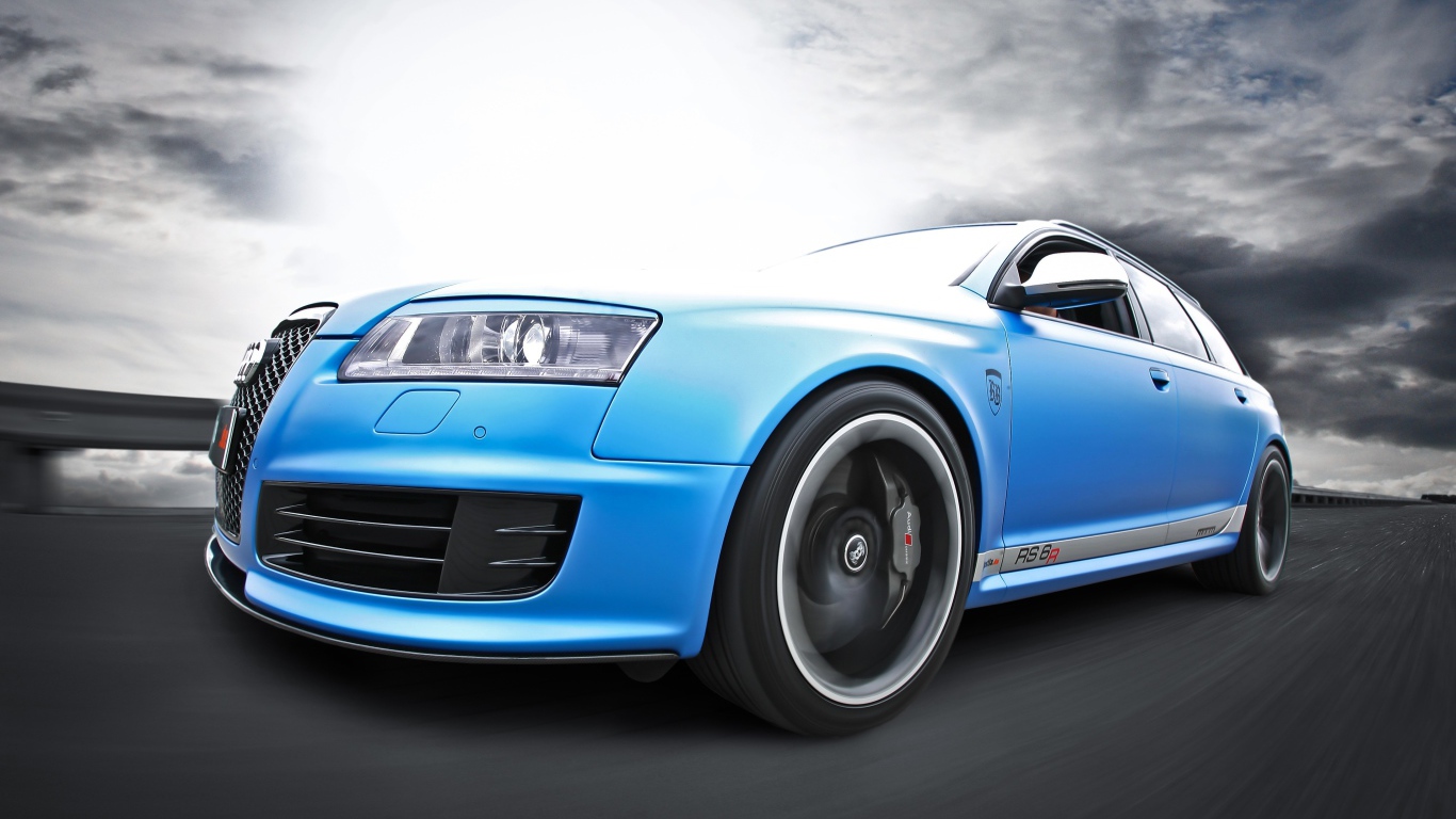 Голубой Audi RS6 Avant на шоссе