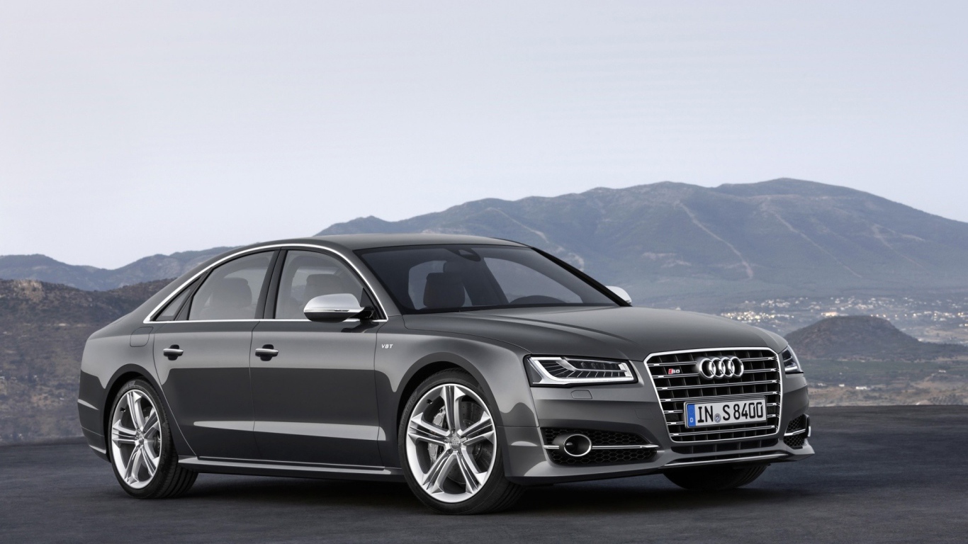 Серый семейный Ауди на фоне гор