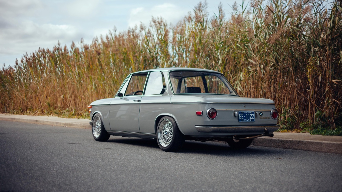 Старый автомобиль BMW 2002 на обочине дороги