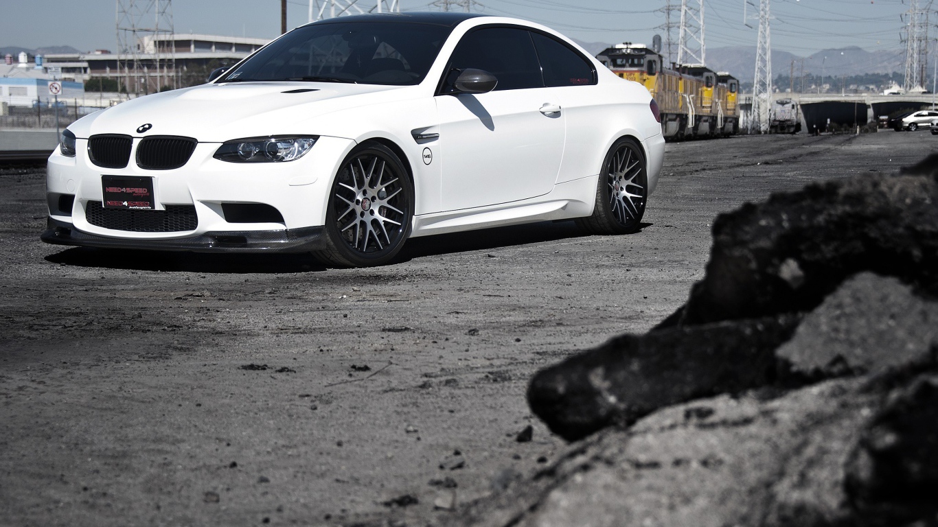 Белый БМВ на железнодорожной станции