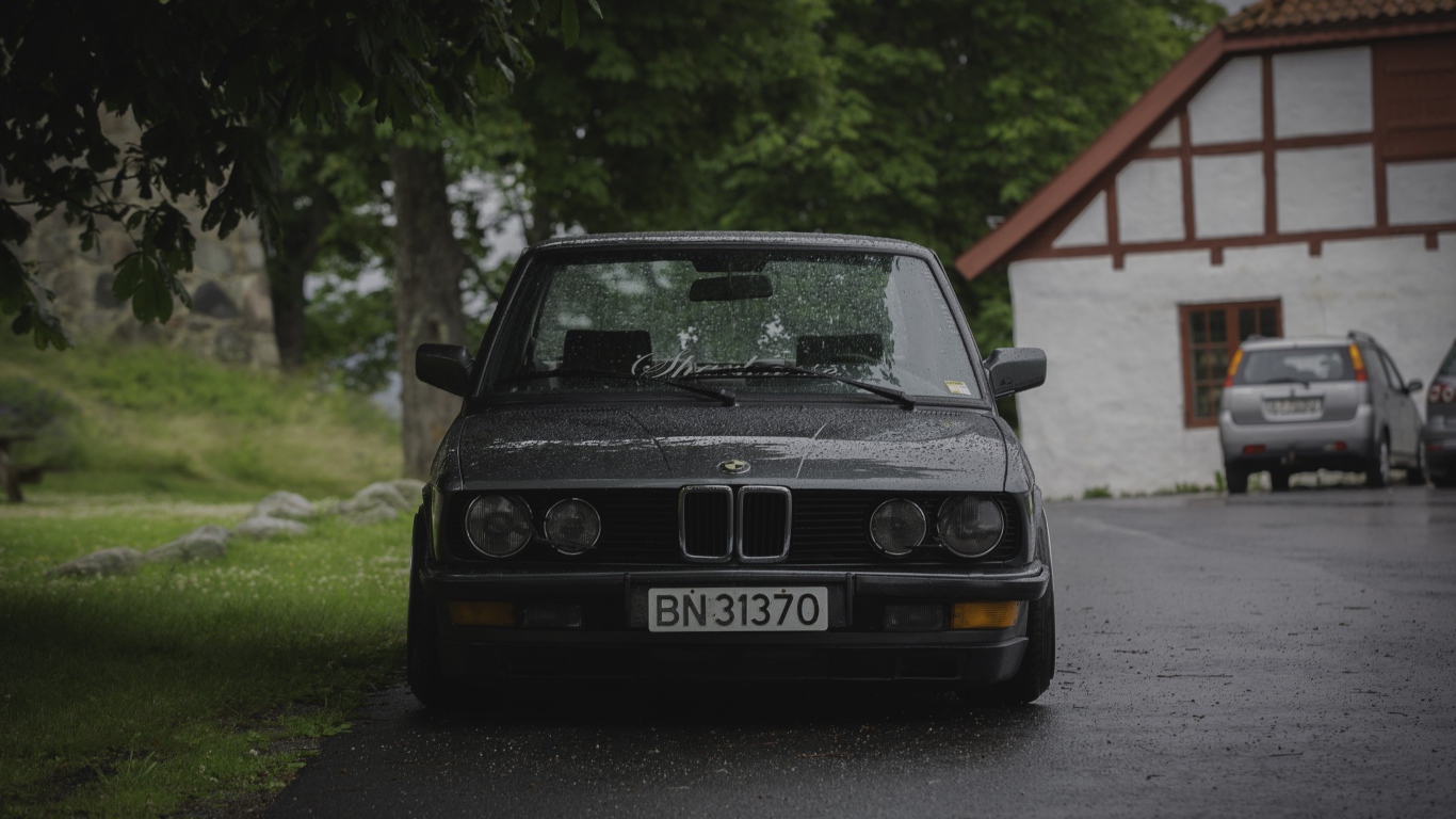 Мокрый BMW E28 на улице