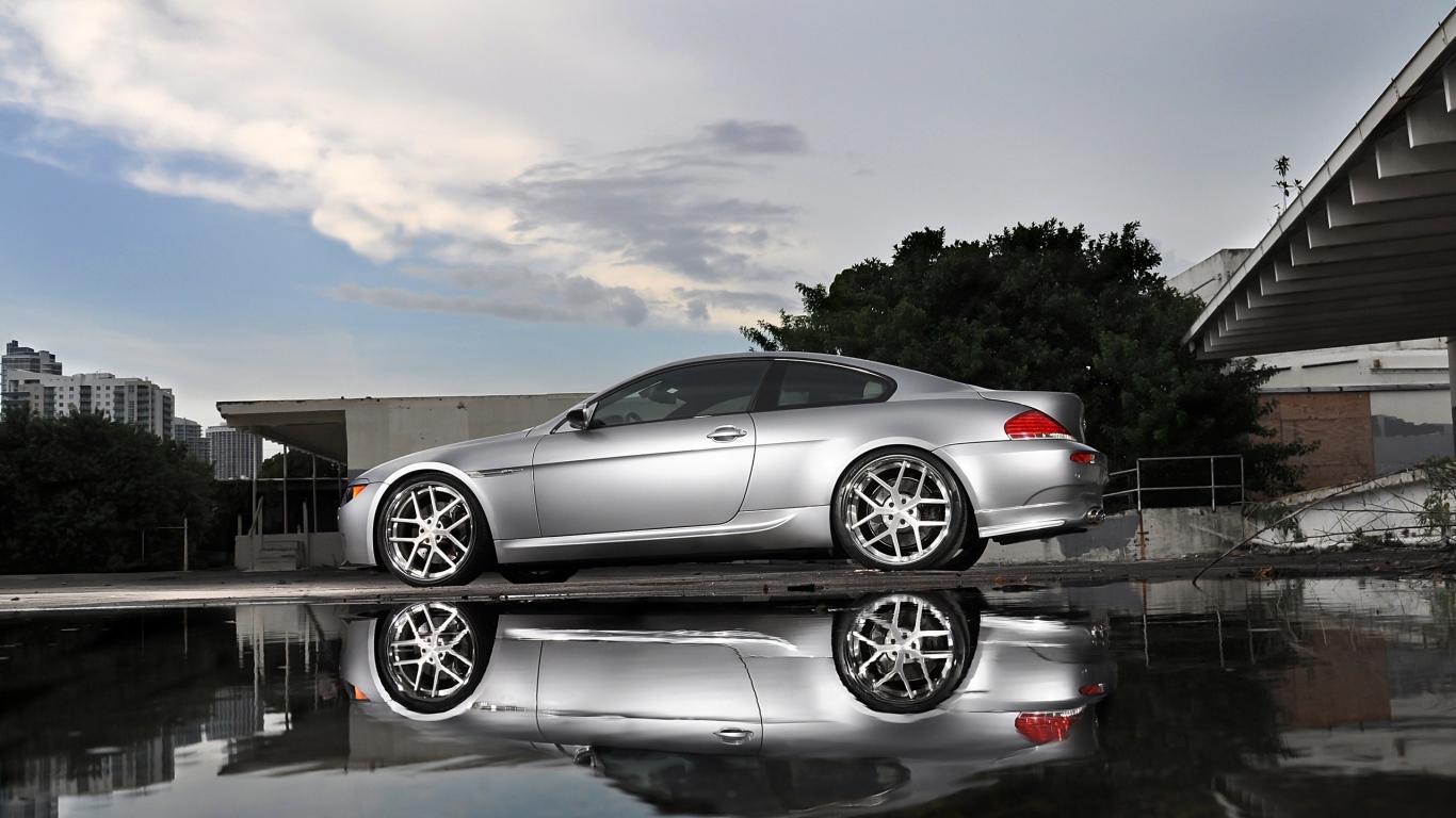 Серебристый BMW 6 у воды