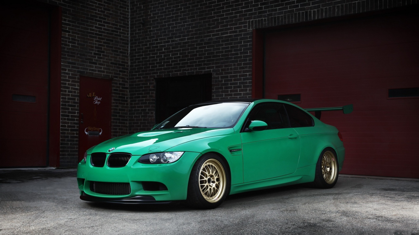 Зеленый BMW E92 M3 у гаража