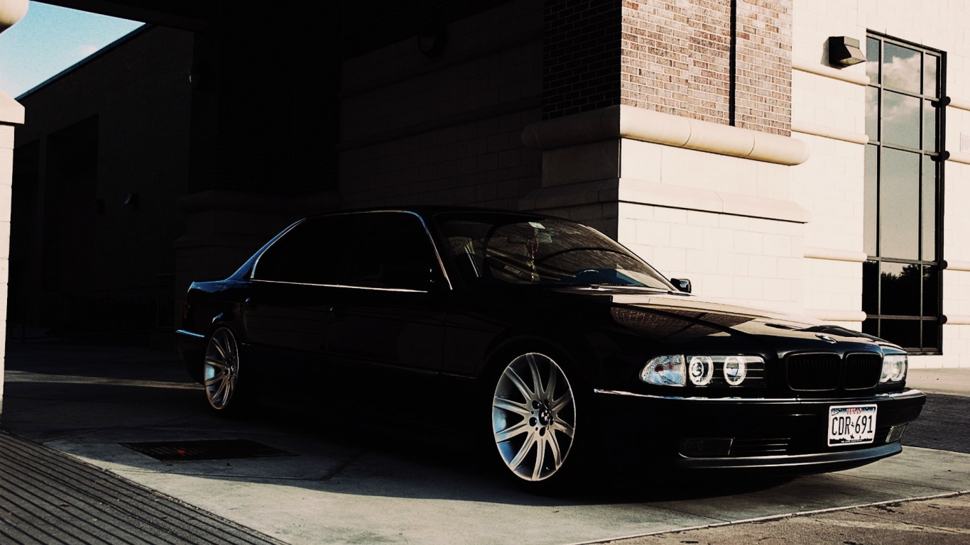 Черный BMW 750 E38