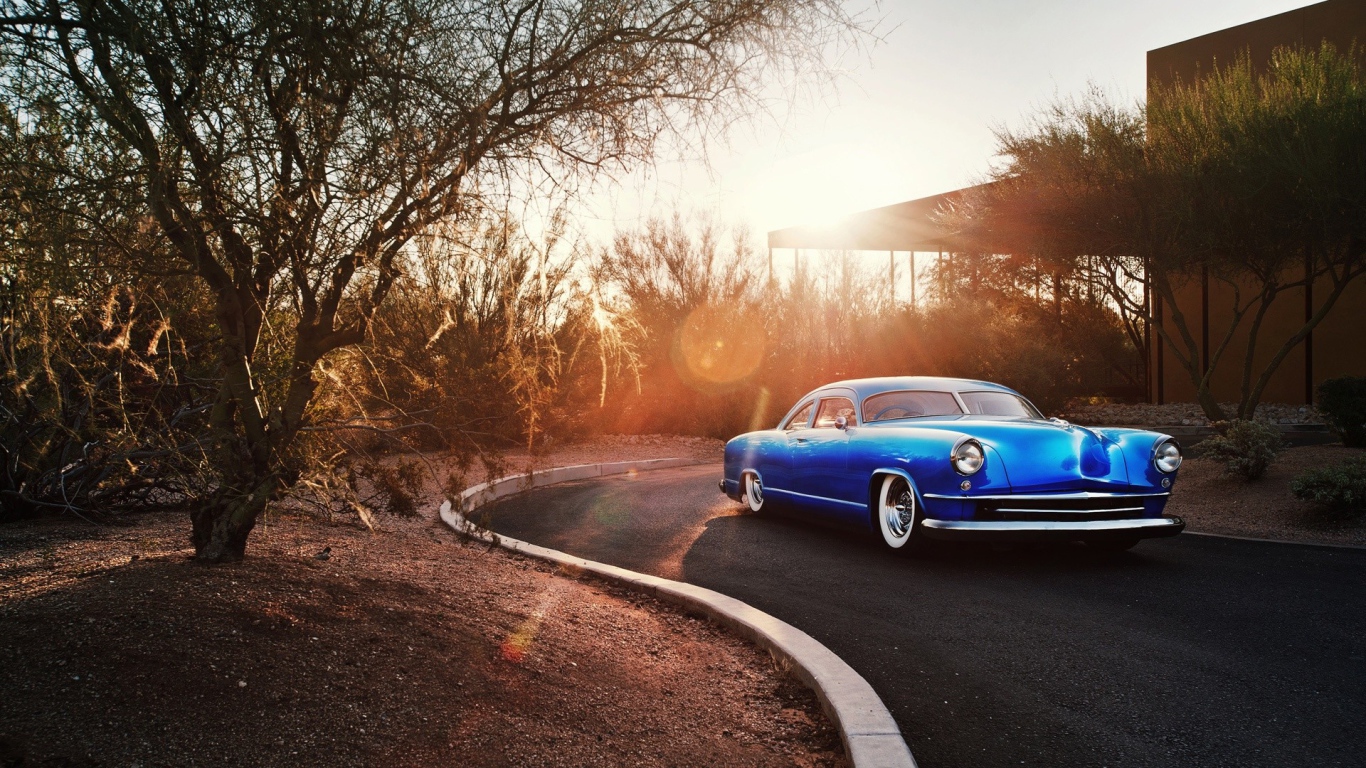 Голубой ретро автомобиль Chevrolet Kaiser