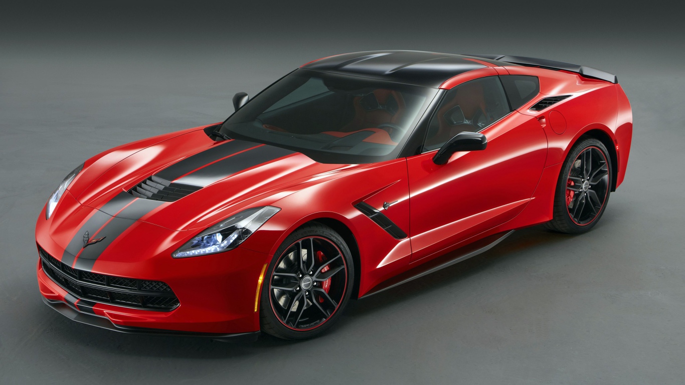 Красный Chevrolet Corvette Stingray на сером фоне