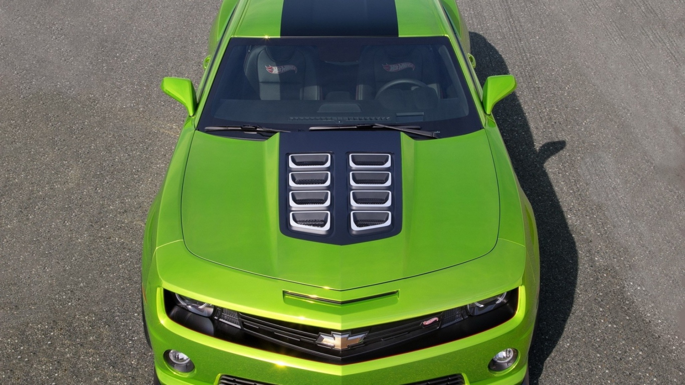 Мощный зеленый Chevrolet Camaro на дороге