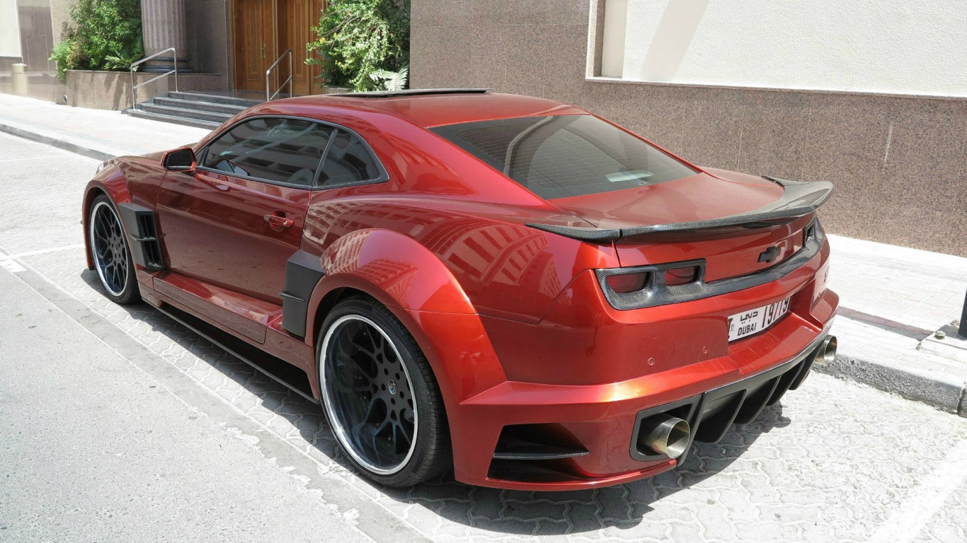 Красный Chevrolet Camaro Guyver