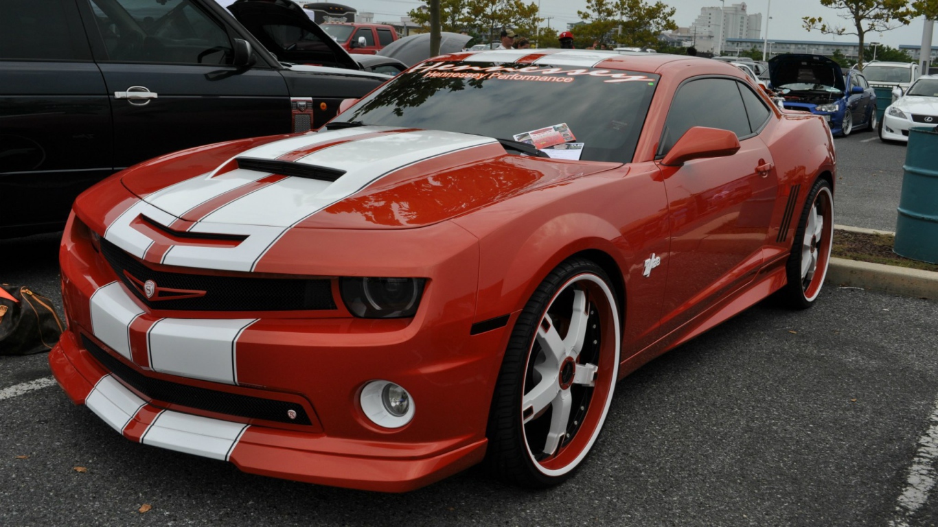 Красный Chevrolet Camaro Z28