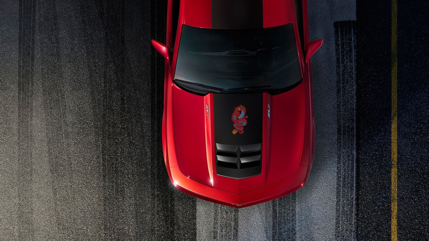 Красный Chevrolet Camaro на асфальте