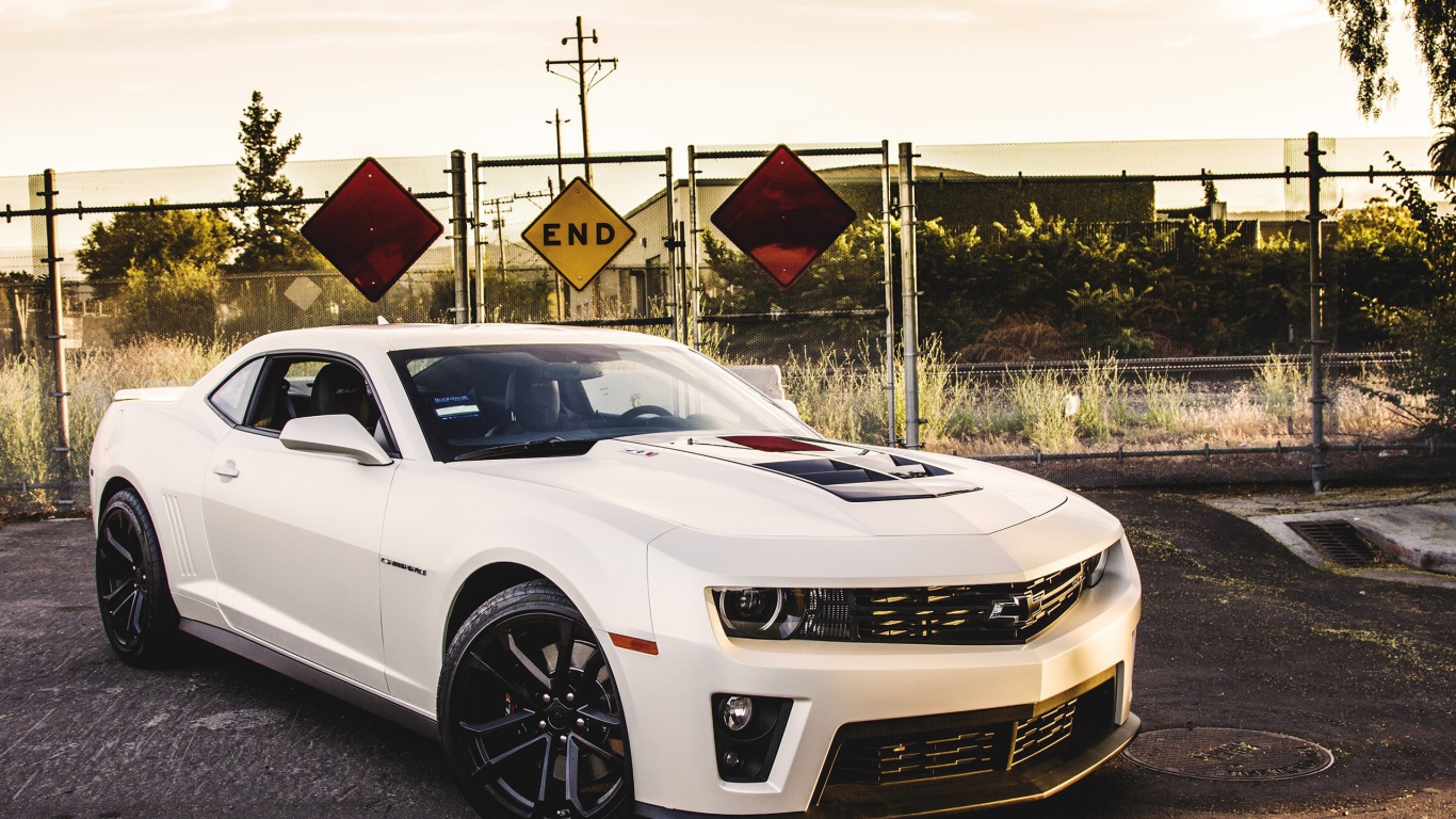 Белый Шевроле Камаро
