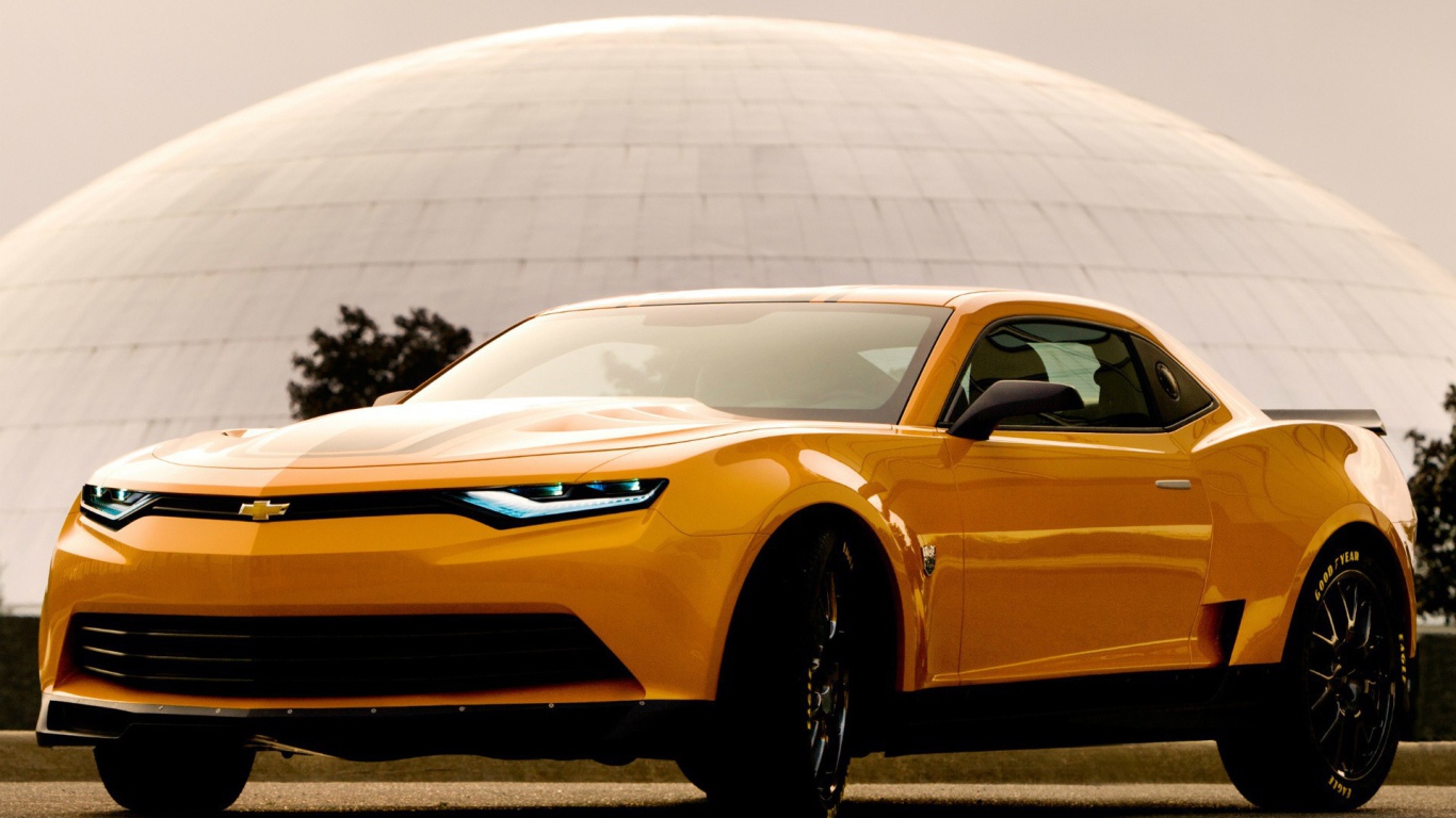 Желтый Chevrolet Camaro на фоне купола