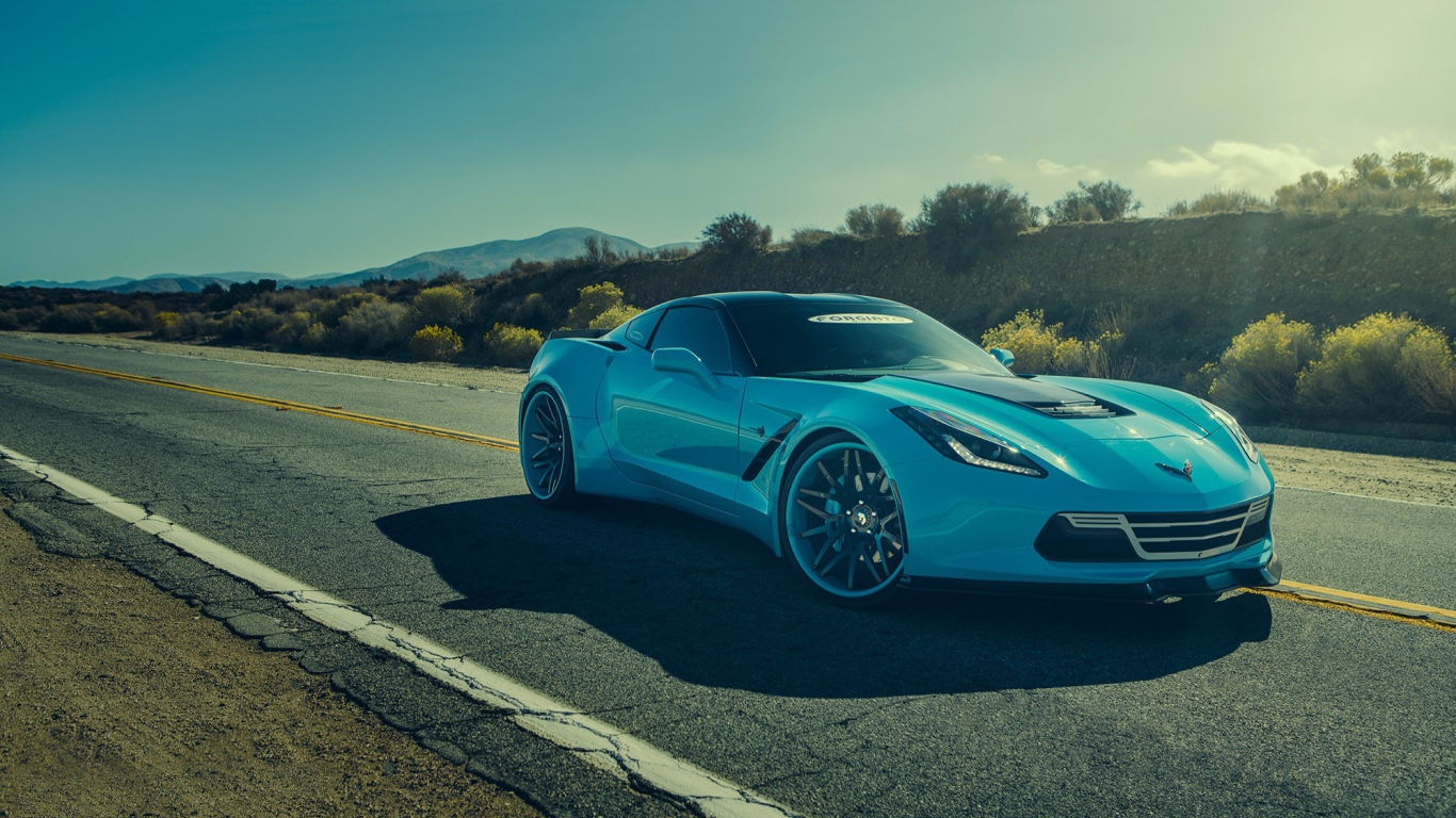 Нежно голубой Chevrolet Corvette C7 под летним солнцем