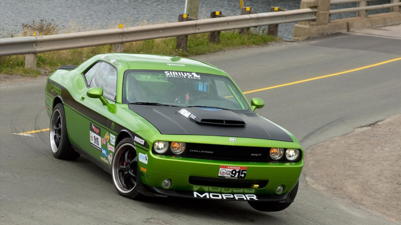 Зеленый автомобиль Dodge Challenger SRT8 на повороте
