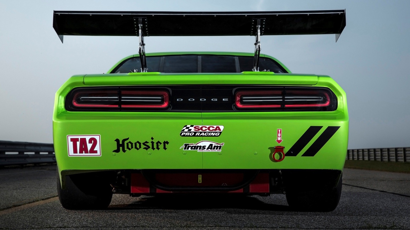 Зеленый Dodge Challenger SRT Trans-Am со спойлером